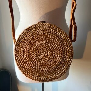 VINTAGE ROUND BASKET WEAVE & LEATHER HANDLE PURSE/BAG/HANDBAG! LINED!